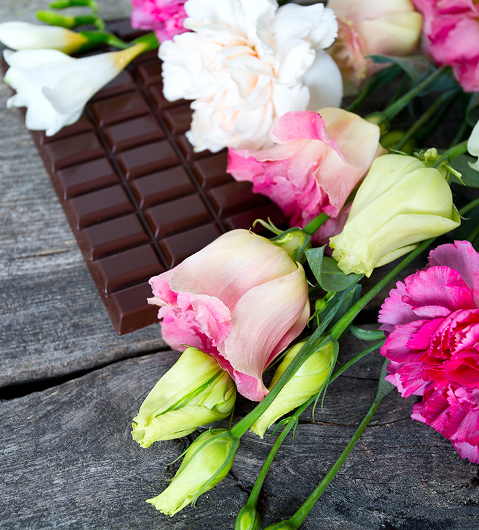 composition gourmet avec fleurs